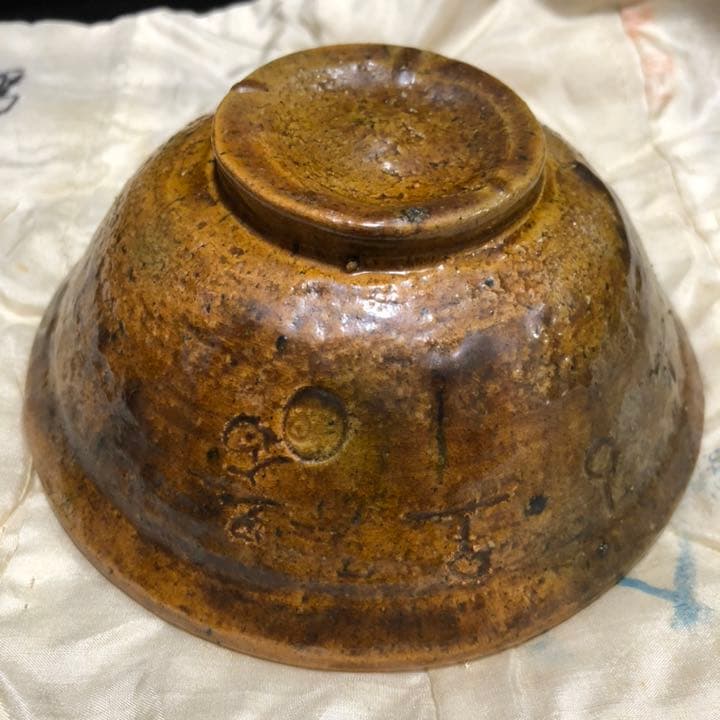 究極の美◼️蔵からめちゃくちゃオーラの出てる謎の紋様がある抹茶茶碗が出てきました。