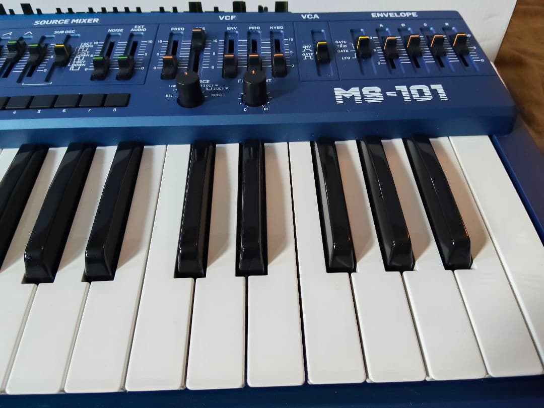 ８*T様 Behringer MS-101 （青）アナログシンセサイザー
