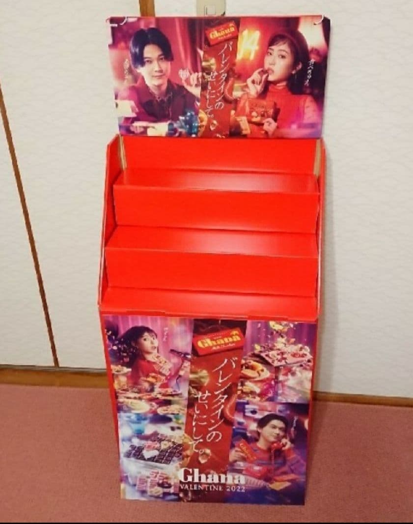 浜辺美波＆吉沢亮　ガーナフロア什器×1台(本体•ボード•ポスター)