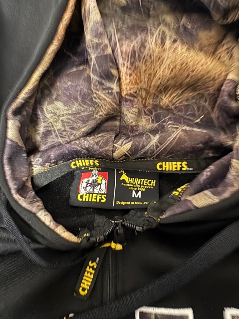 CHIEFS、ジップパーカー