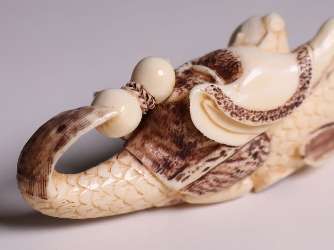 時代 堤物 根付 置物 天然素材 鯉乗寿老人 在銘 峰山 牙 彫刻【CM278】