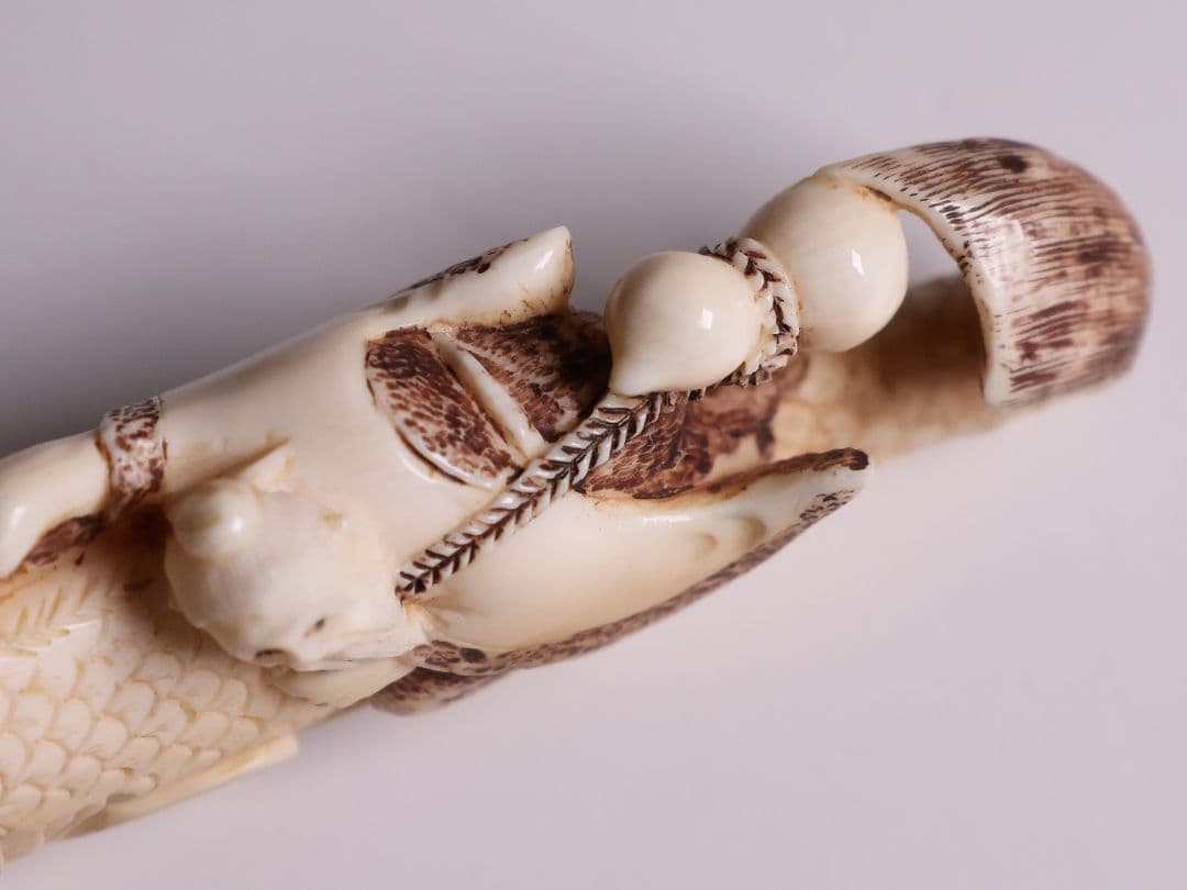 時代 堤物 根付 置物 天然素材 鯉乗寿老人 在銘 峰山 牙 彫刻【CM278】