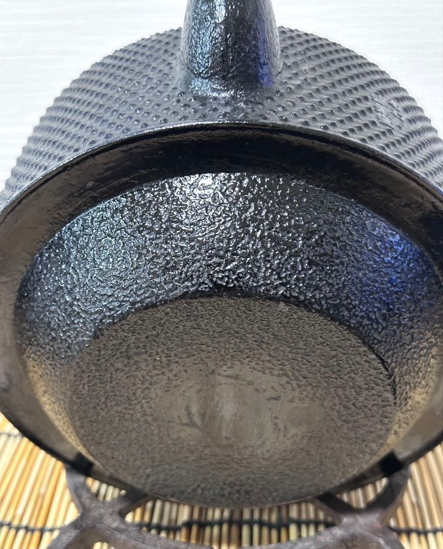 未使用品、供箱、付属品付　南部盛栄堂造　１８型万代屋アラレ　南部鉄瓶　南部鉄器