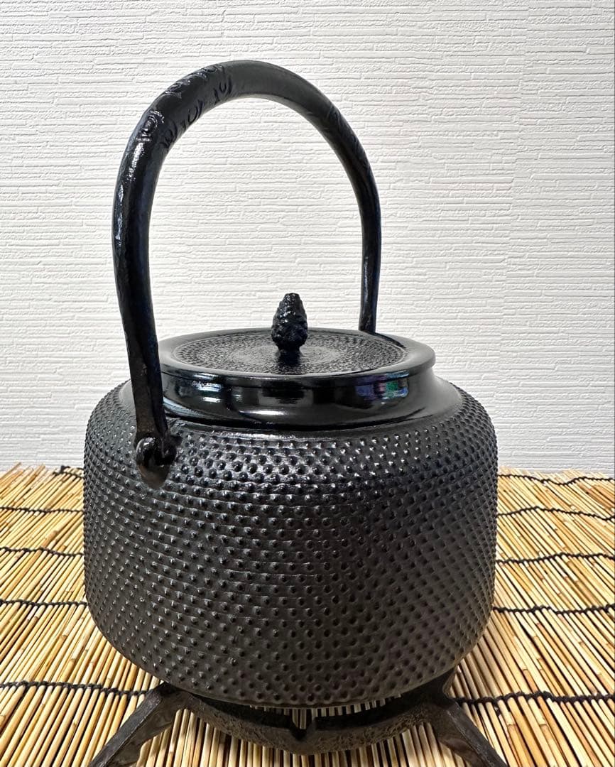 未使用品、供箱、付属品付　南部盛栄堂造　１８型万代屋アラレ　南部鉄瓶　南部鉄器