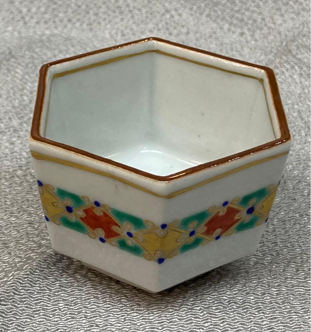 B196s  「牛図  六角酒盃」三代上出喜山作　共布共箱　九谷焼　宮内庁御用達