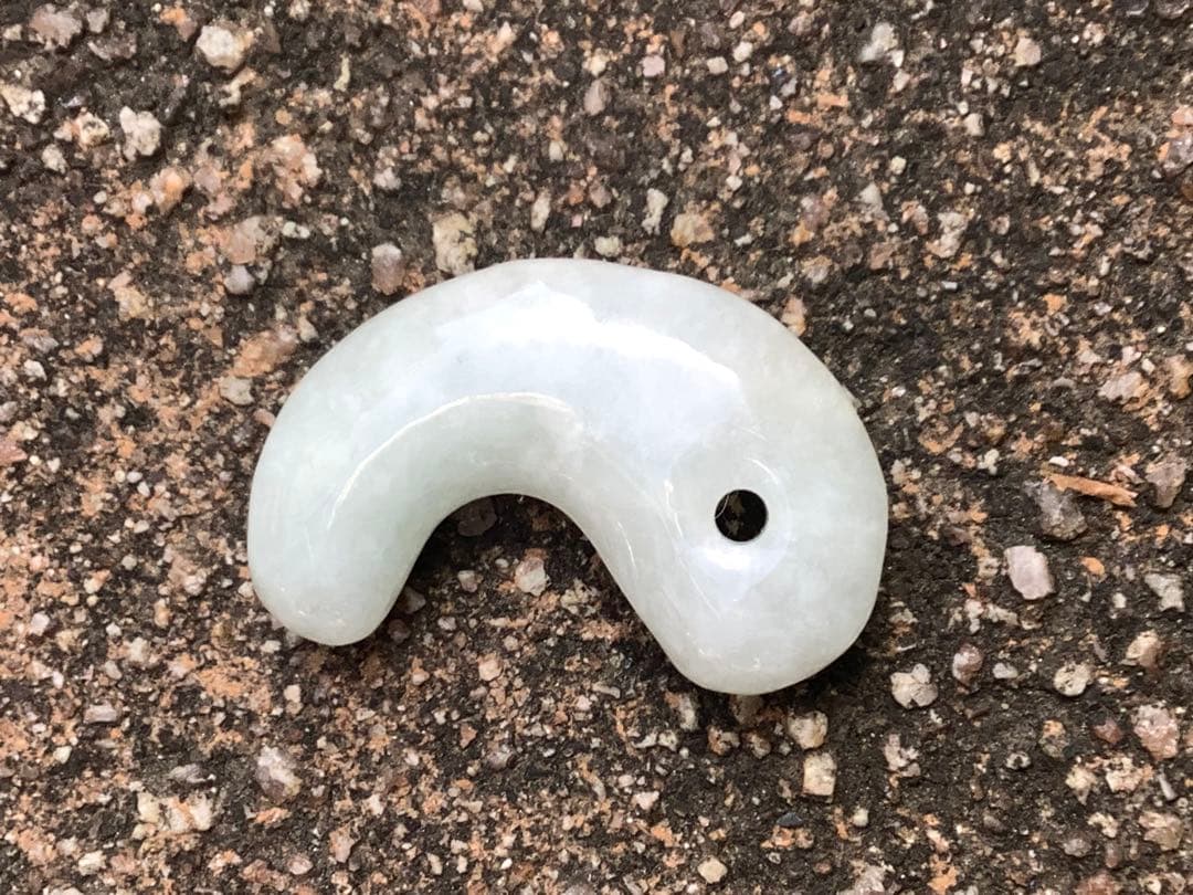 ✳限定卸し値段　極上氷紋様　糸魚川翡翠勾玉アイスジェイド プレゼント付　鑑別付