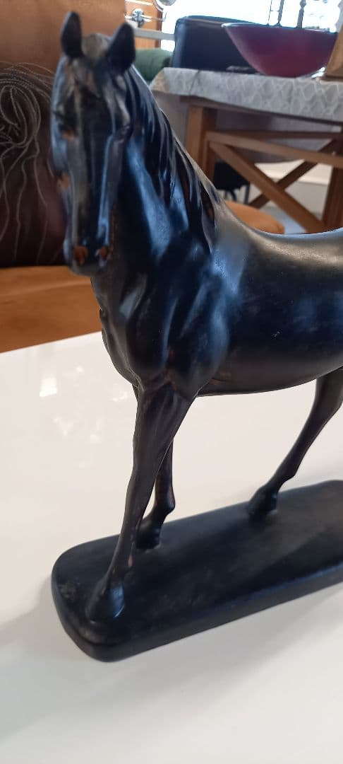 令和8年馬(午年)の彫刻 木製 茶褐色