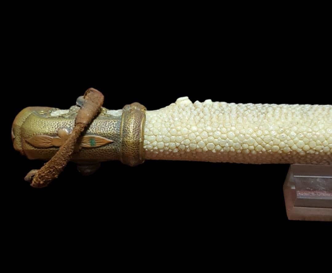 頭金具付き　陸軍刀の柄金具　鮫の親粒付き