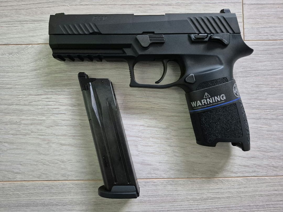 新品同様　東京マルイ P320フルサイズ ガスブローバック　スペアマガジン付