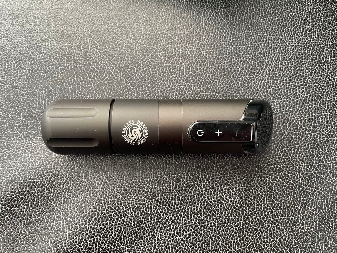 Dragonhawkタトゥーマシン。充電コード、専用ボックス付き。