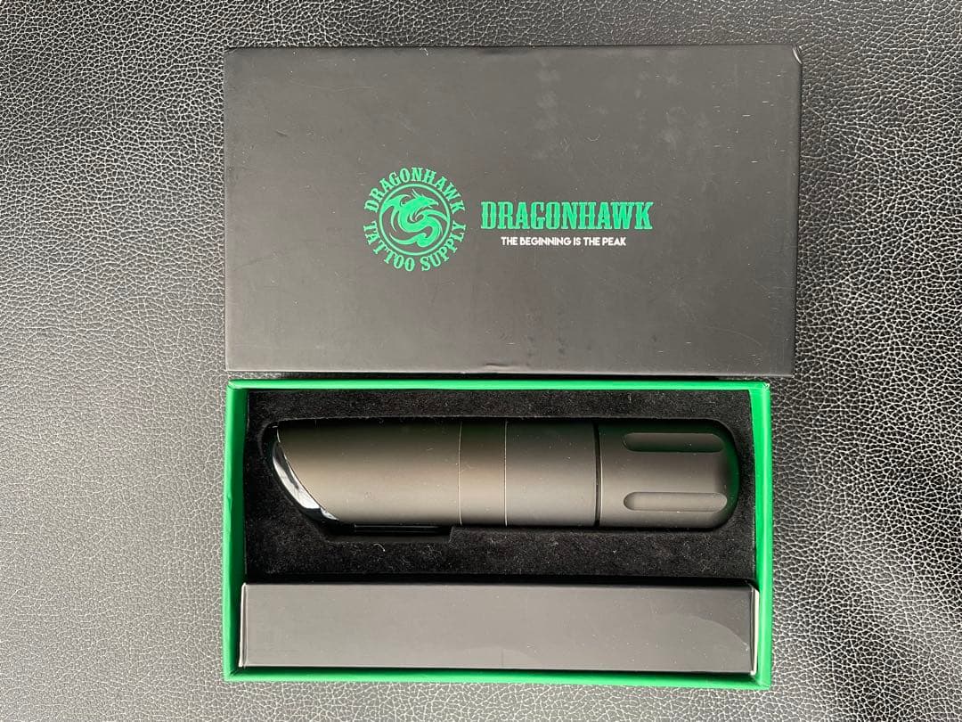 Dragonhawkタトゥーマシン。充電コード、専用ボックス付き。