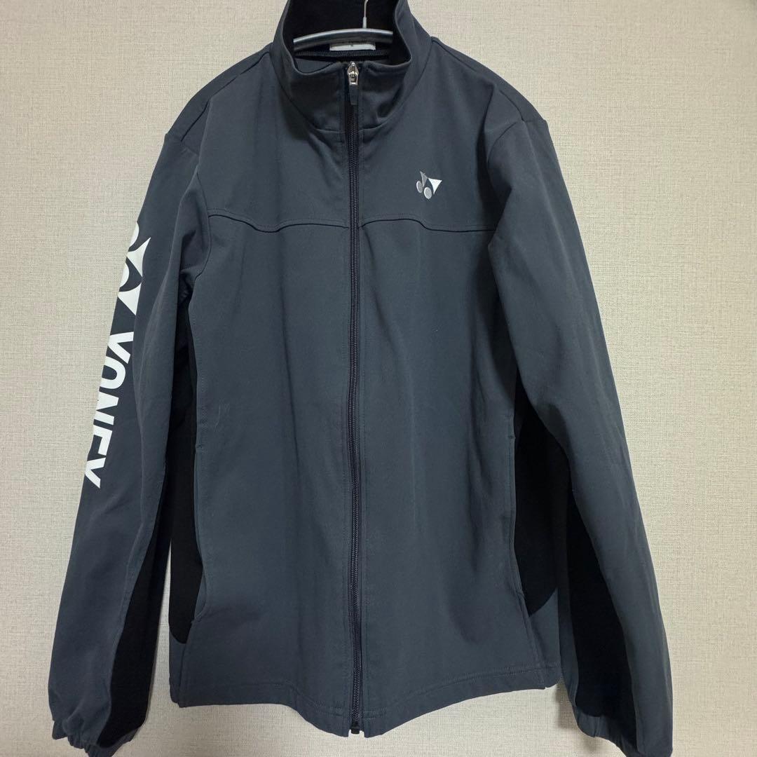 ヨネックス　バドミントンウォームアップウェア　グレー　Mユニ　フィット　腕ロゴ