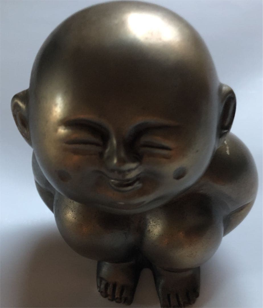 金属製　しゃがみ込むエクボのある子供像　箱付き