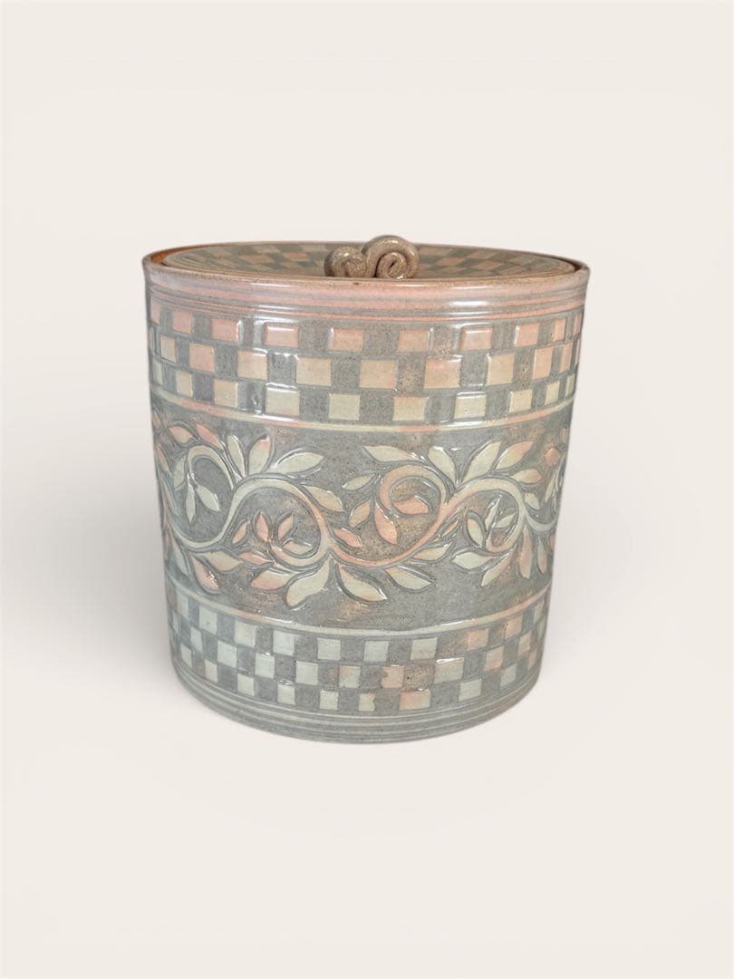 【中古品】佐久間芳山造　唐草模様彫水指（共箱）USED〈税込•送料込〉