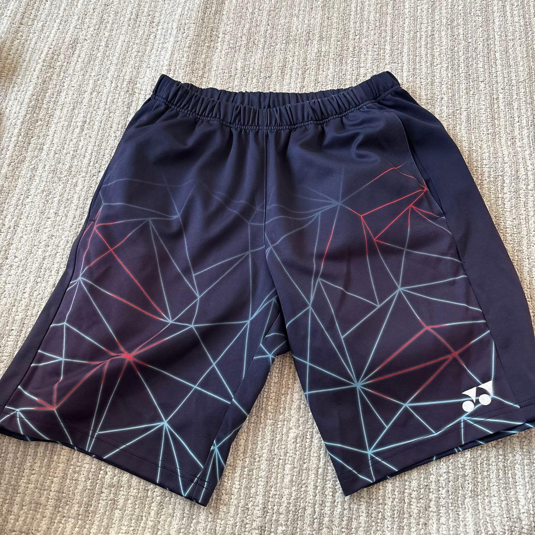 ヨネックス　ハーフパンツ 黒と赤の幾何学模様