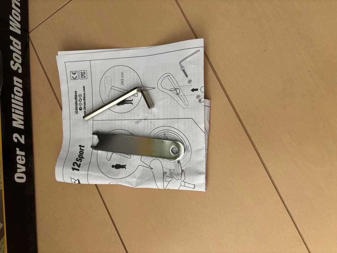 STRIDER バランスバイク 赤　ストライダー　スポーツタイプ　サドル新品