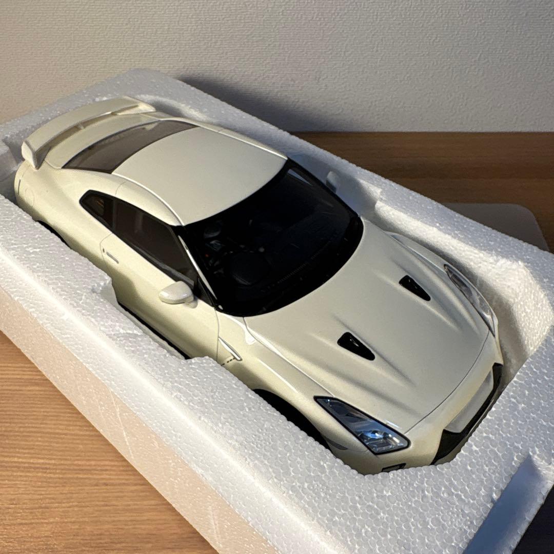 京商　samurai 日産　GT-R R35 ホワイト　1/18 ミニカー