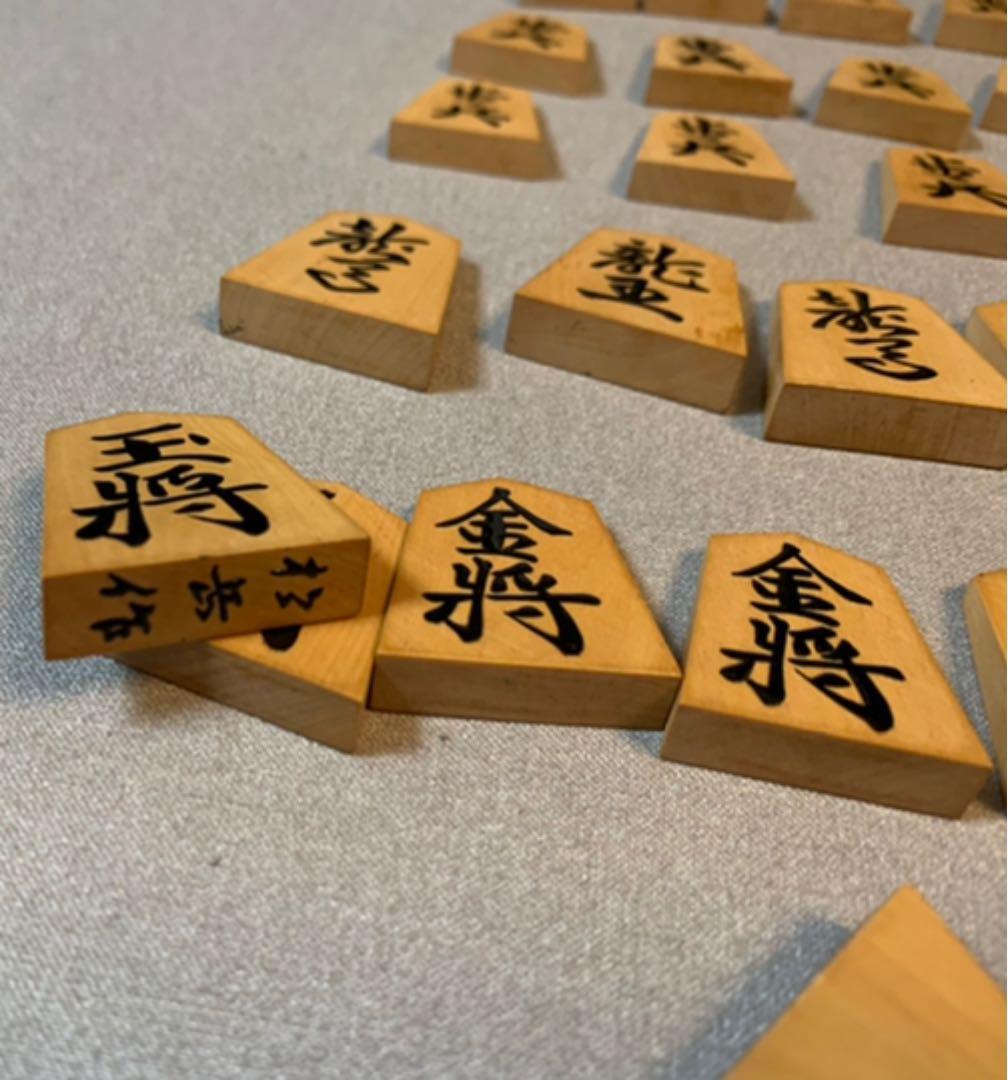 ▲松岳作錦旗島黄楊孔雀杢盛上将棋駒▲桐製平箱付　骨董品　希少品