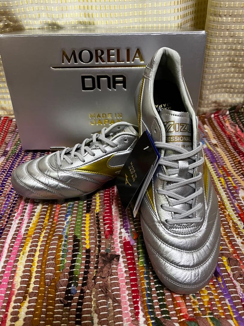 MORELIA DNA サッカーシューズ シルバー/ゴールド