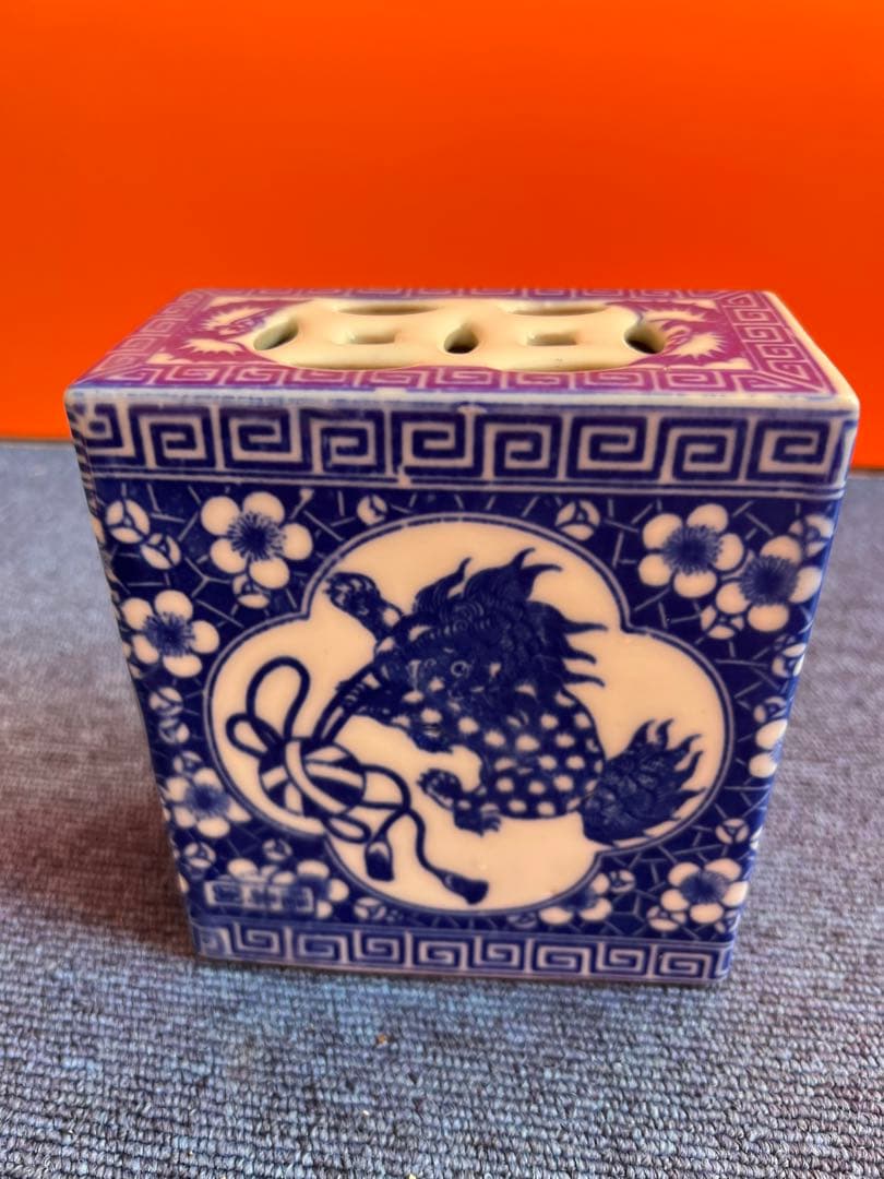 1041 中国古陶磁器 清代 民国期 玉取獅子図 透かし造り 伏香炉 陶枕