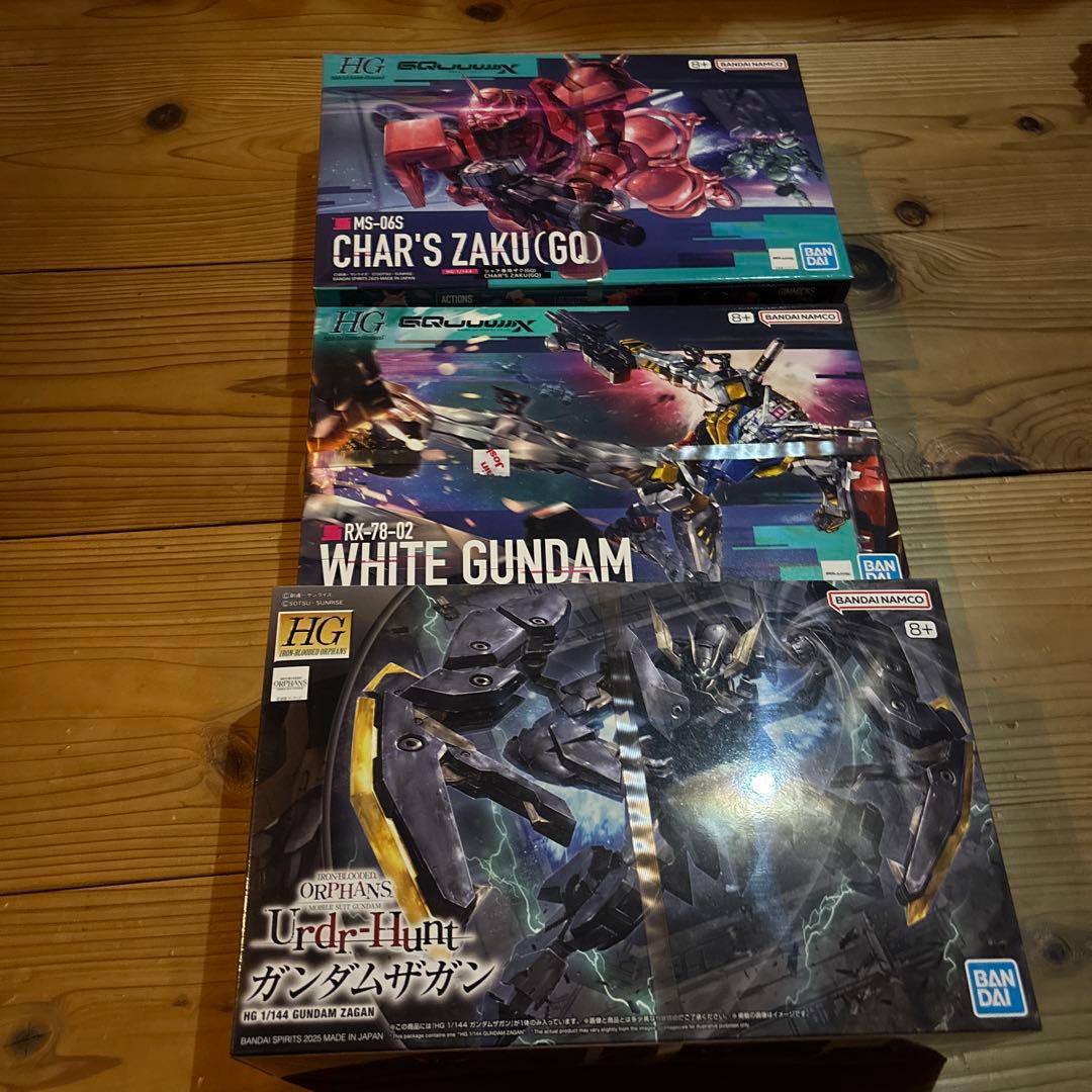未開封白いガンダム、ガンダムサガン、シャア専用ザク