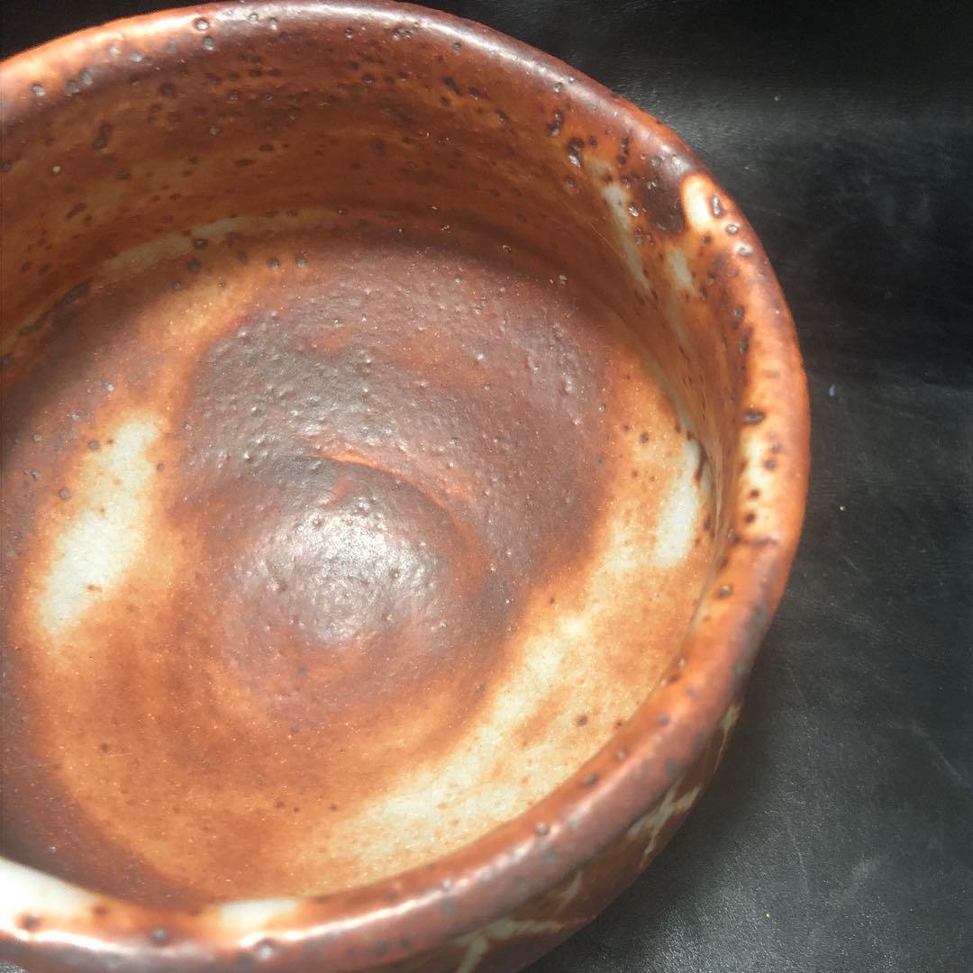 究極の美◼️蔵から、また凄そうな赤茶白い釉薬の美しい抹茶茶碗が出てきました。