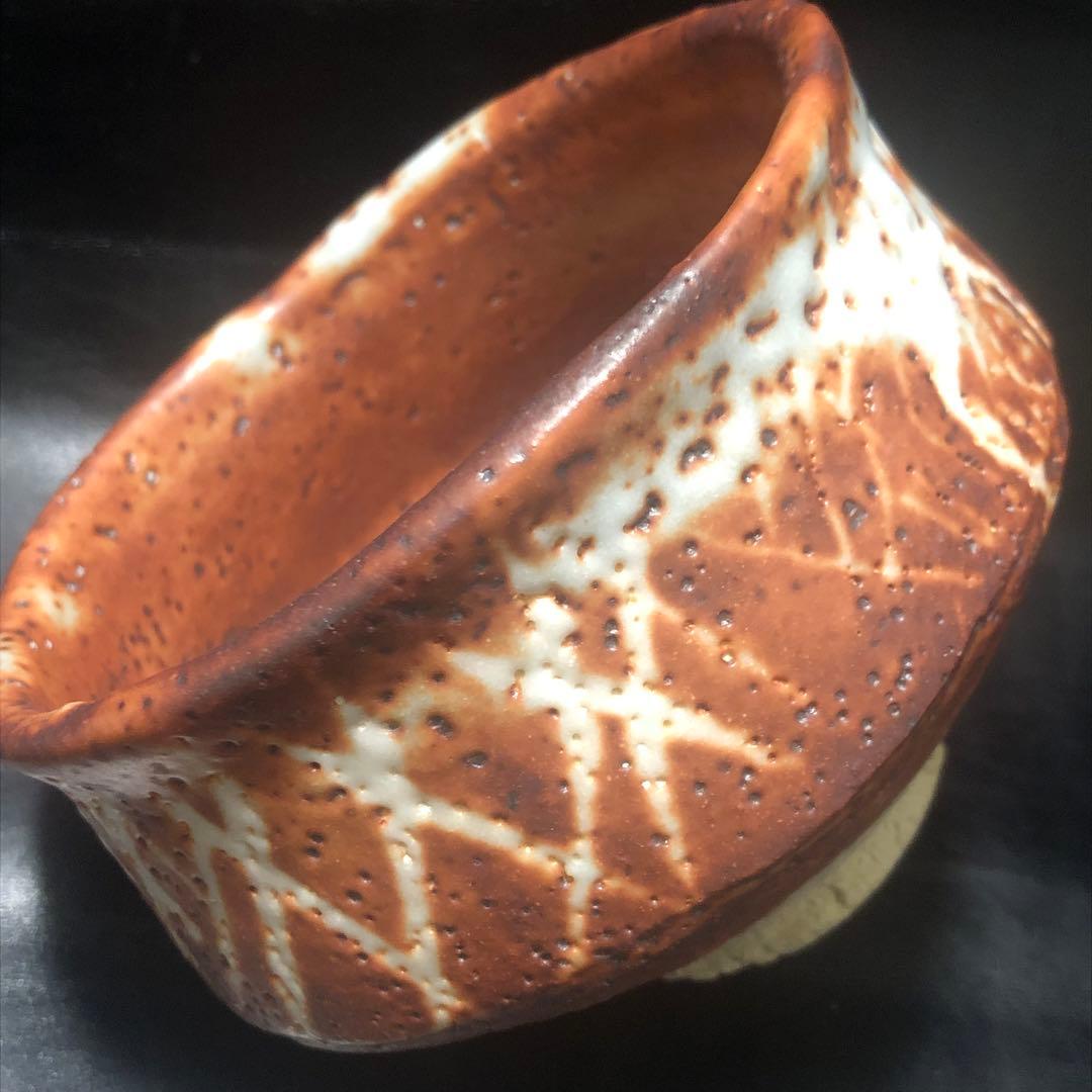 究極の美◼️蔵から、また凄そうな赤茶白い釉薬の美しい抹茶茶碗が出てきました。