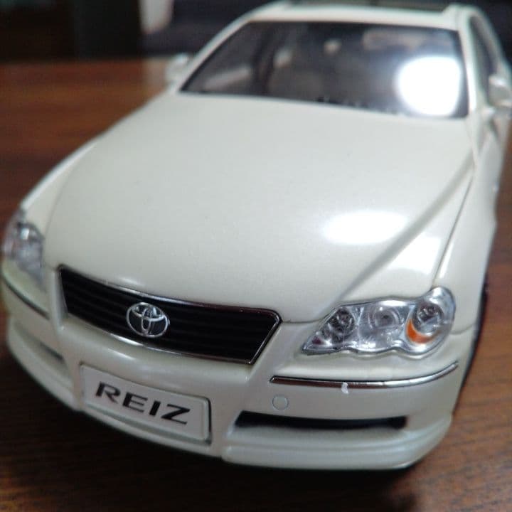 トヨタ REIZ ミニカー ホワイト (ケース、箱なし)