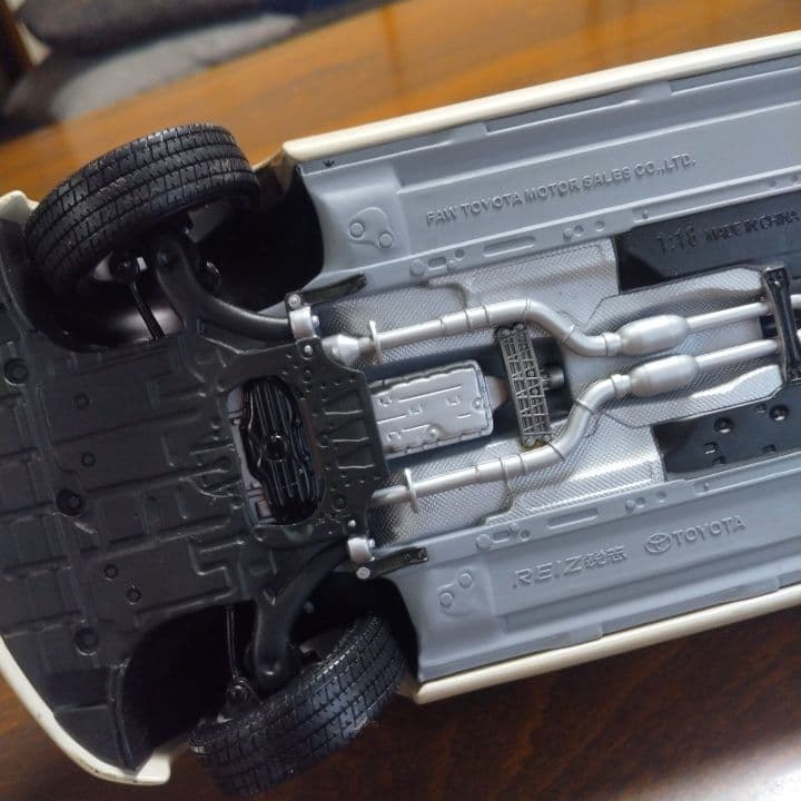 トヨタ REIZ ミニカー ホワイト (ケース、箱なし)