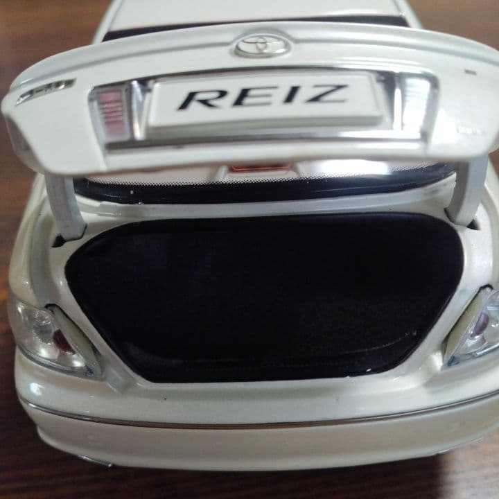 トヨタ REIZ ミニカー ホワイト (ケース、箱なし)