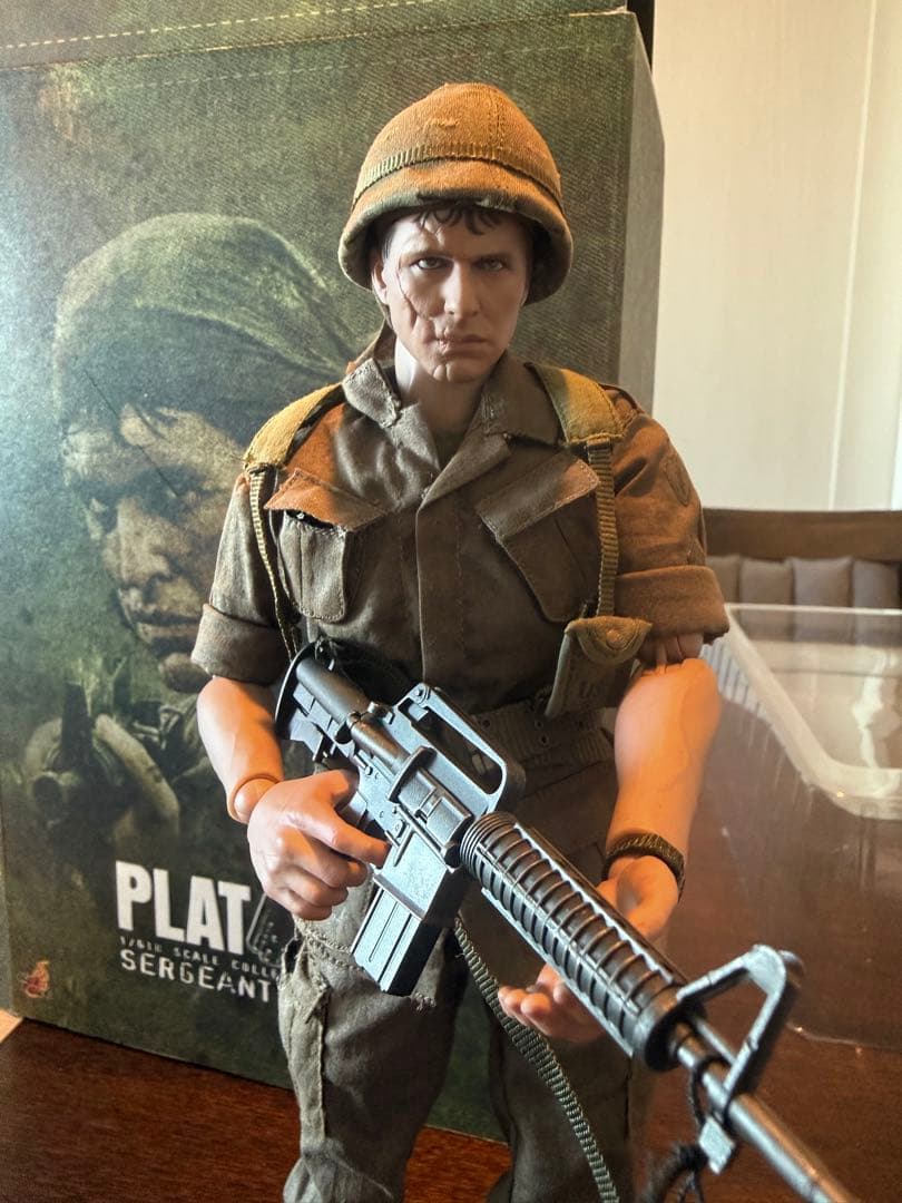 ミリタリー HOT TOYS Platoon Sergeant Barnes.