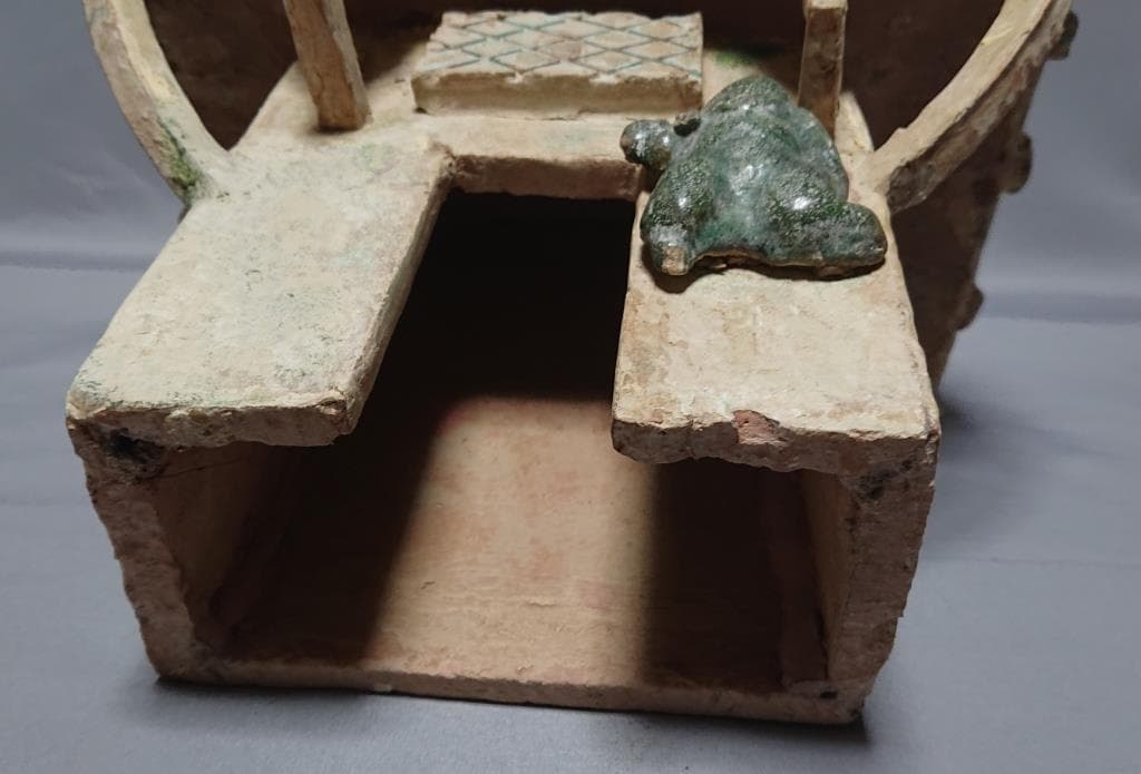 東漢時代　出土品　緑釉銀化楼閣 彩文土器 高さ27.4㎝　（A）