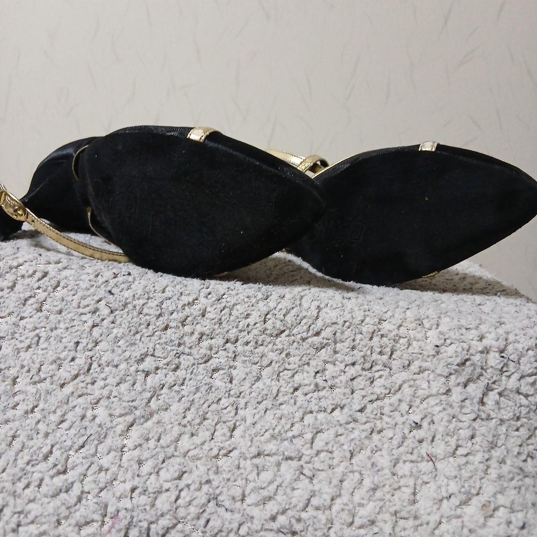 黒と金のストラップ付きヒール