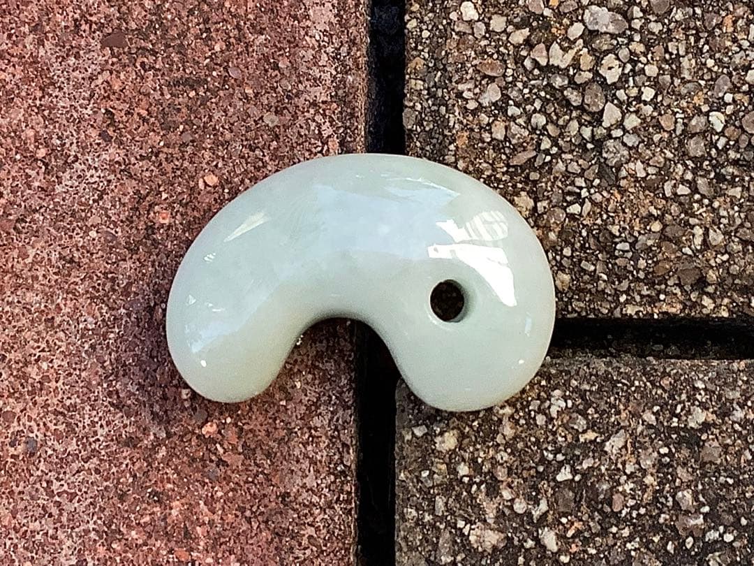 ✳お値段ご遠慮なく‼️高価糸魚川翡翠氷アイスジェイド勾玉　極上物　機械鑑定付本物‼️