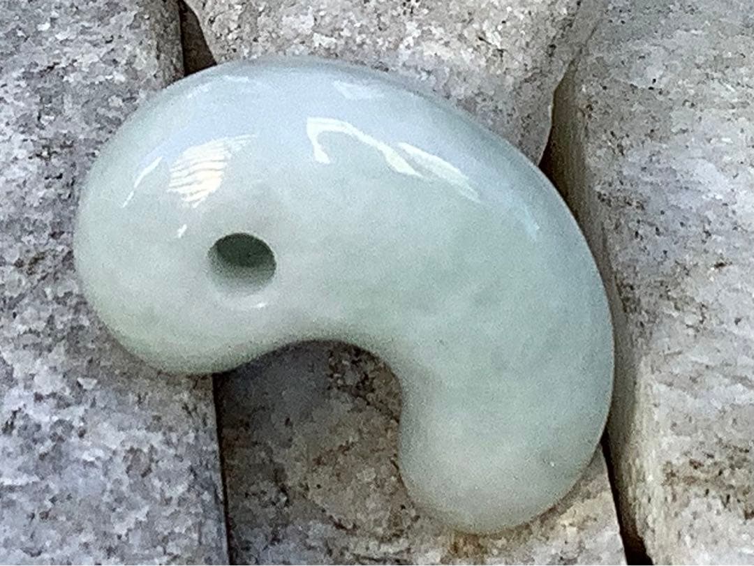 ✳お値段ご遠慮なく‼️高価糸魚川翡翠氷アイスジェイド勾玉　極上物　機械鑑定付本物‼️