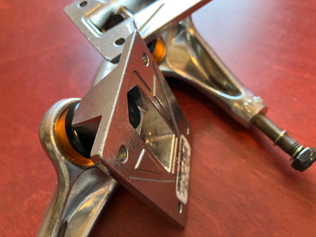 送料込 新品未使用THUNDER TRUCKS 148 HI 正規品本物です