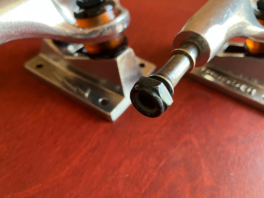 送料込 新品未使用THUNDER TRUCKS 148 HI 正規品本物です