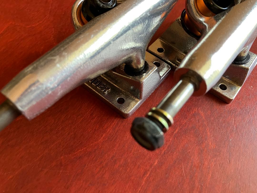 送料込 新品未使用THUNDER TRUCKS 148 HI 正規品本物です