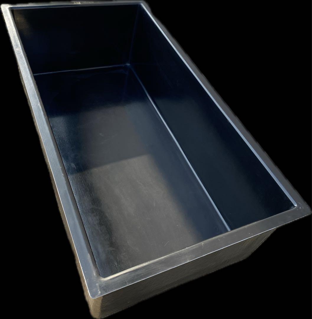 黒いFRP水槽用容器 中