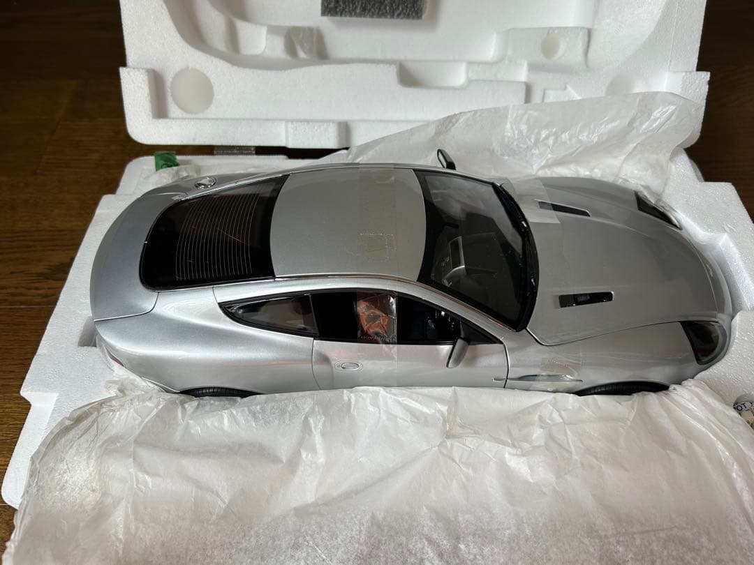京商 Aston Martin V12 Vanquish 1/12　未使用品
