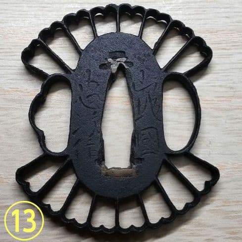 鍔　収集箱２段目の一　脇差し鍔　在銘あり