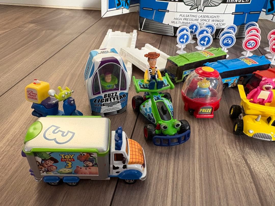 ◇トイストーリー ドリームトミカ＊バズ宇宙船ケース＆ミニカーセット おまけ付◇