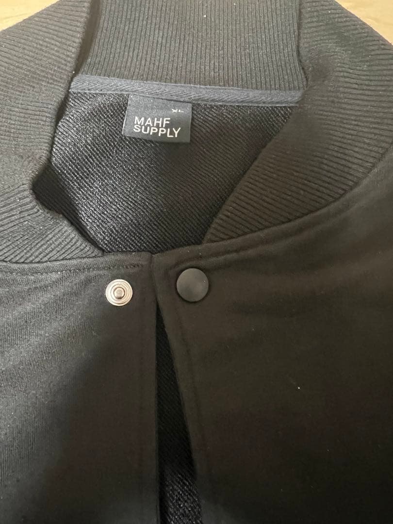 MAHF 前開きスタジャン風 ロゴ刺繍 グラトリ マーフ ユニセックス