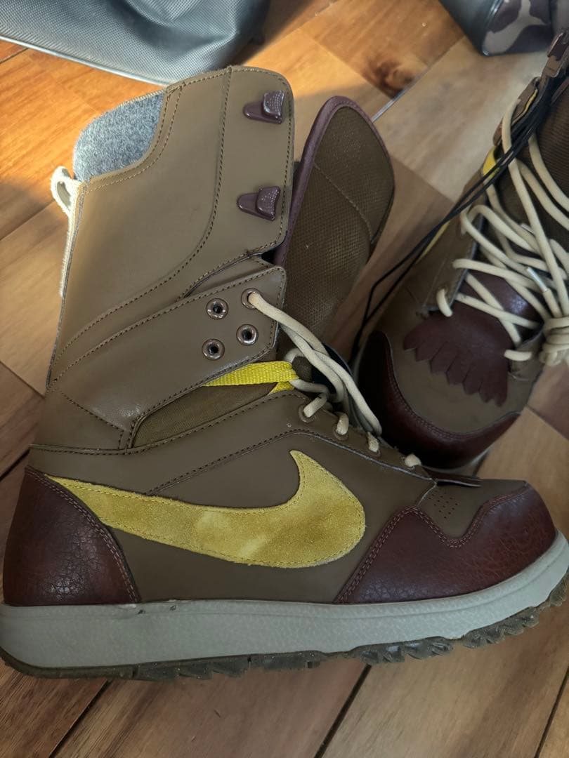 Nike スノーボードブーツ ブラウン/イエロー