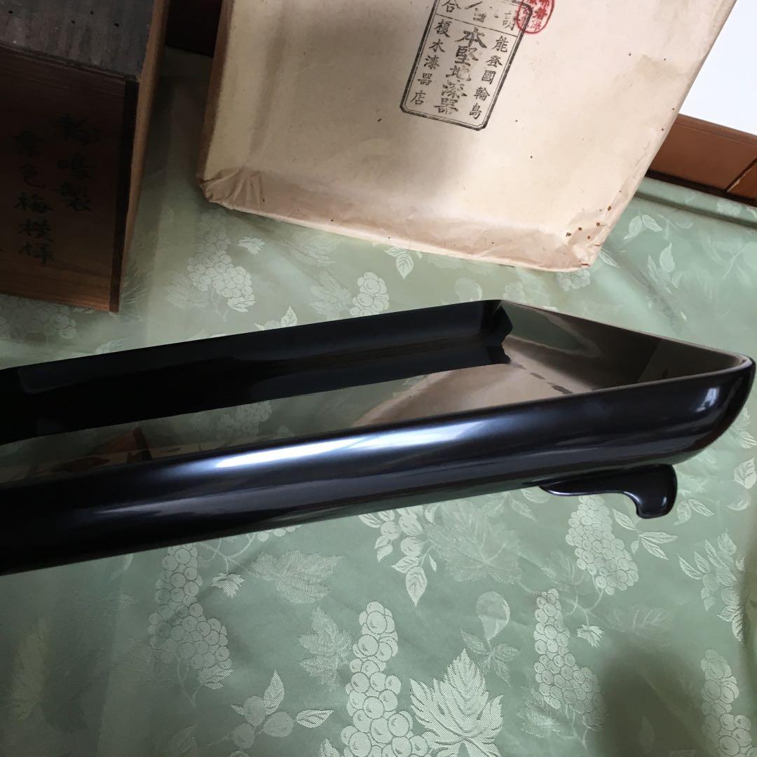 輪島塗本堅地漆器　梅蒔絵の四方脚付膳　同梅蒔絵　栗色蓋付椀　各一客セット