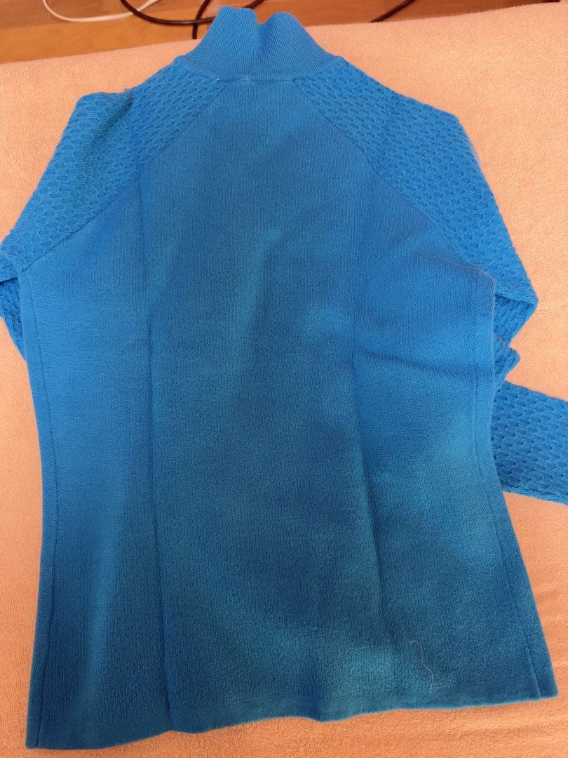 青いハイネックニットウェア