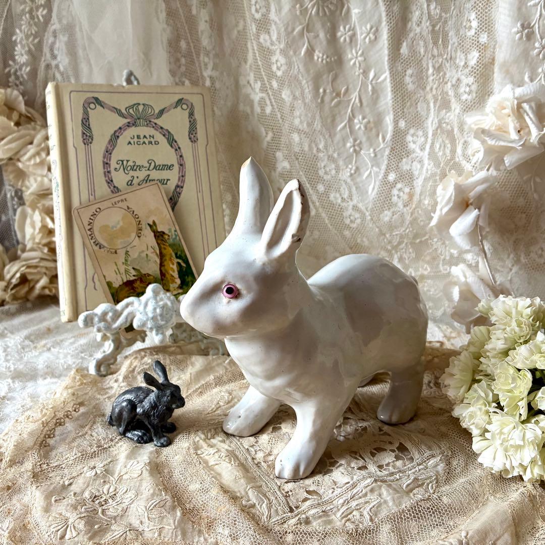 白釉のうさぎの置物　陶器オブジェ　フィギュア　ウサギ兎　フランスアンティーク