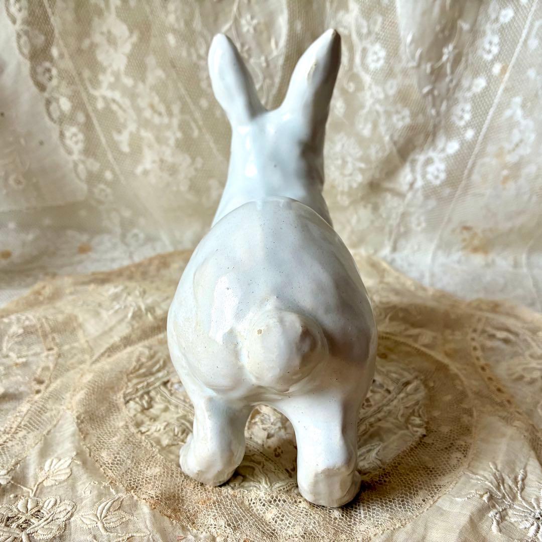 白釉のうさぎの置物　陶器オブジェ　フィギュア　ウサギ兎　フランスアンティーク