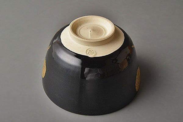 k473 茶道具　現代作家 泉涌寺 山川敦司造　双葉葵文黒茶碗