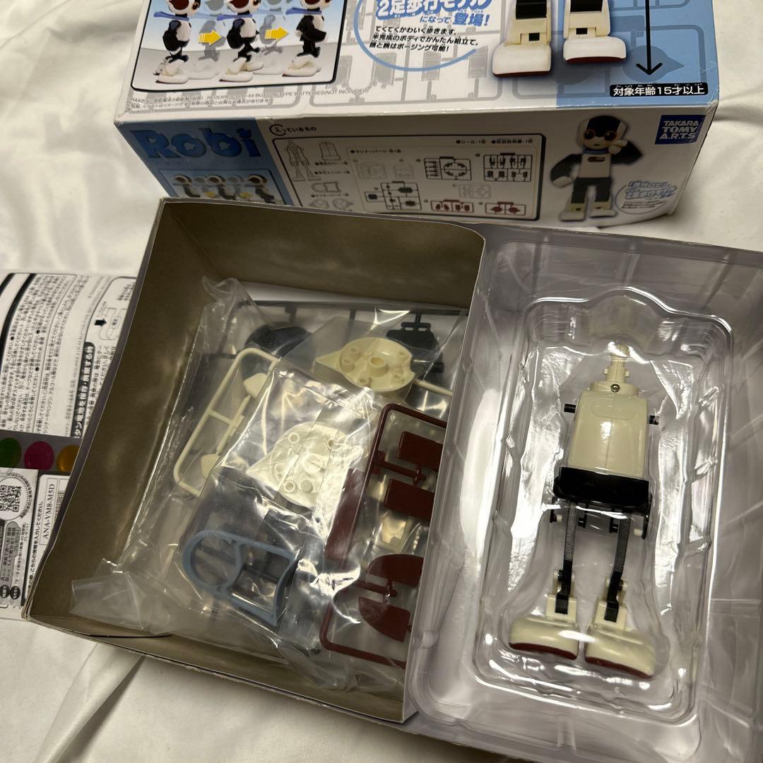新品　廃盤　タカラトミーアーツ 2足歩行 てくてくロビ Robi 高さ約17cm